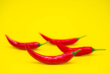Sarı arka planda kırmızı kırmızı acı biberi kapat.