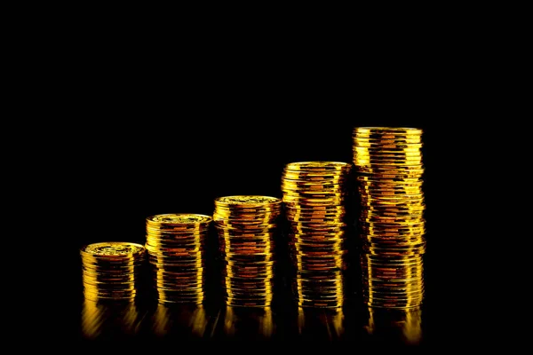 Montones de monedas de oro apiladas — Foto de Stock