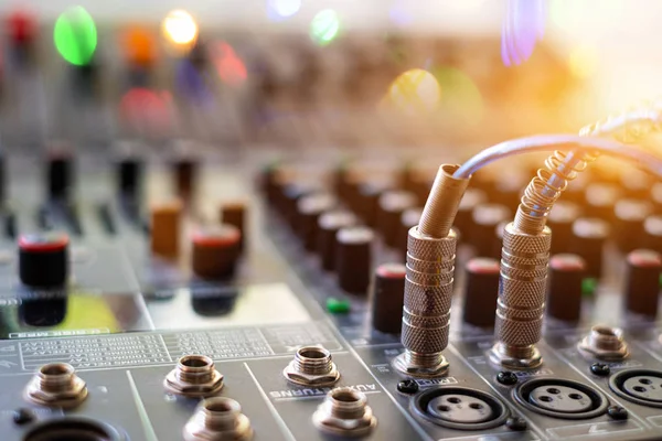 Mezclador de sonido analógico en la sala de control de sonido —  Fotos de Stock