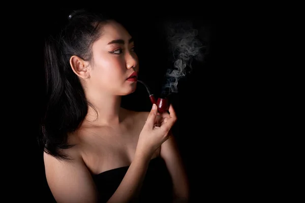 Portrét Krásné Asie Mladé Ženy Dýmkou Tabák Černém Pozadí Studio — Stock fotografie