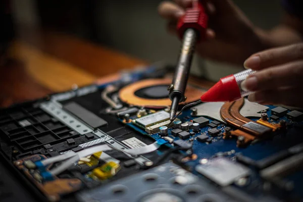 Técnico Mão Close Reparando Computador Portátil Notebook Quebrado Com Ferro — Fotografia de Stock