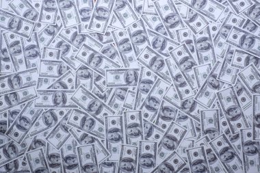 100 Amerikan Doları 'ndan oluşan bir grup fon dokusu üst görünümü banknotları