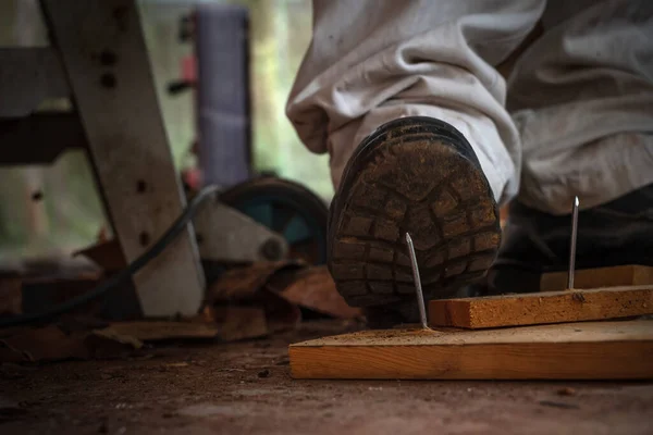 Trabalhador Sapatos Segurança Pisando Nas Unhas Bordo Madeira Área Construção — Fotografia de Stock