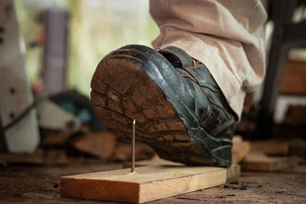 Trabalhador Sapatos Segurança Pisando Nas Unhas Bordo Madeira Área Construção — Fotografia de Stock