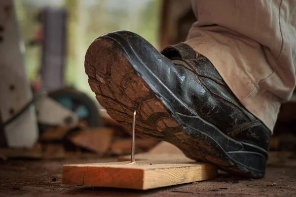 Lavoratore Scarpe Sicurezza Calpestando Chiodi Bordo Legno Nella Costruzione Sono — Foto Stock