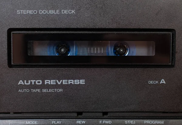 ヴィンテージステレオカセットテーププレーヤー レトロ技術のデッキレコーダーの前を閉じます — ストック写真