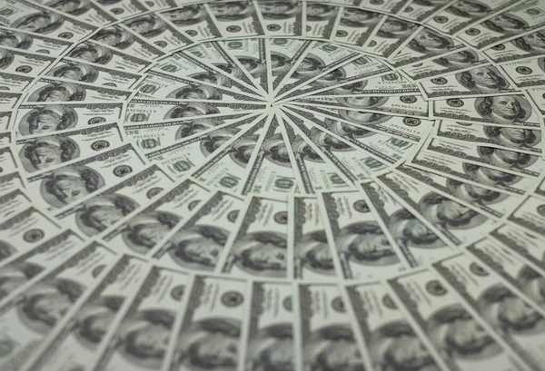 100米ドルの銀行券のお金のスタックのグループは 多くの美しい円で配置され 選択的な焦点 — ストック写真