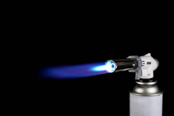 Gasbrenner Mit Blauer Flamme Auf Schwarzem Hintergrund — Stockfoto