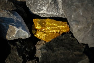 Altın külçesi ve gri granit arkaplan