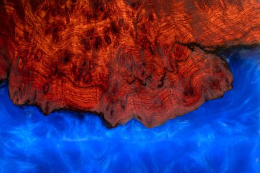 Epoksi reçine Padauk tahta arkaplan dokusu dökülüyor