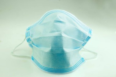 Beyaz arka planda ön tıbbi maske