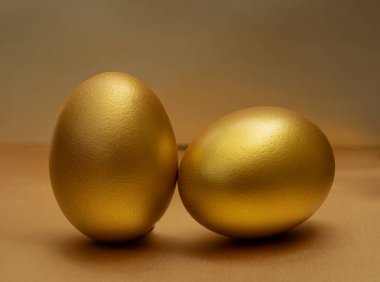 Altın yumurta altın arka planda
