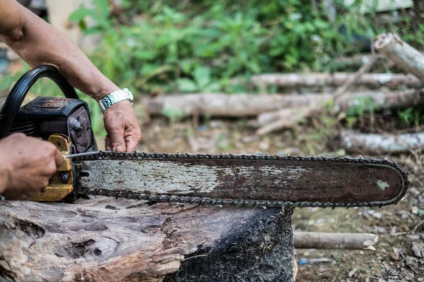 Las Manos Hombre Cercanas Usan Una Escofina Para Afilar Motosierra — Foto de Stock