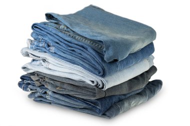 Beyaz arkaplanda çeşitli kot pantolonlar var.