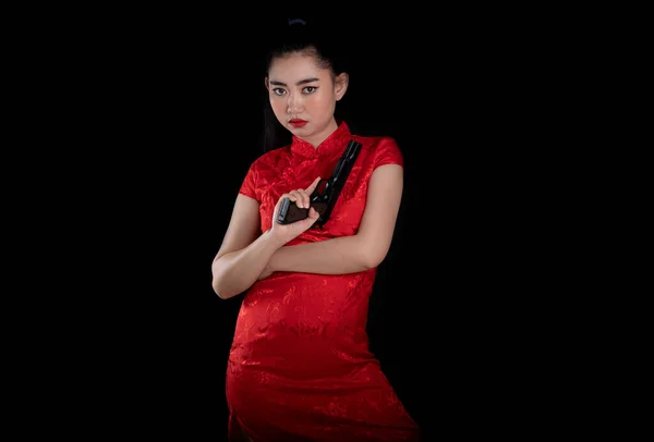 一个年轻貌美的亚洲女人的画像 红色衣服 传统旗袍 枪托在黑色背景下 — 图库照片