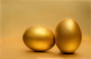 Altın arkaplanda 2 altın yumurta