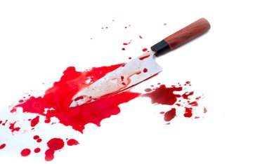 Beyaz arka planda kanlı mutfak bıçağı. 