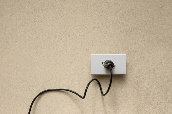 混凝土墙背板上的电源插头 — 图库照片