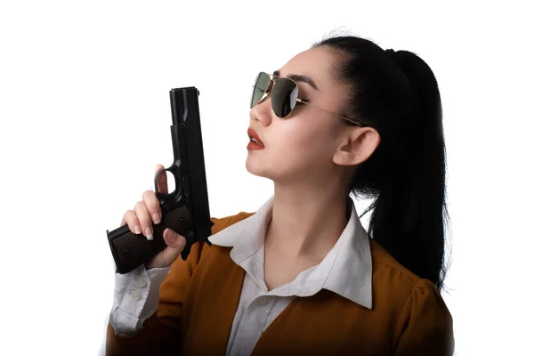 Портрет Красивая Азиатка Желтом Костюме Одной Рукой Пистолетом Белом Фоне — стоковое фото