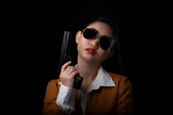 Portrét Krásná Asijská Žena Žlutém Obleku Jedné Ruce Drží Pistoli — Stock fotografie