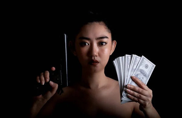 Portrait Belle Femme Asiatique Une Main Tenant Pistolet Billet Argent — Photo