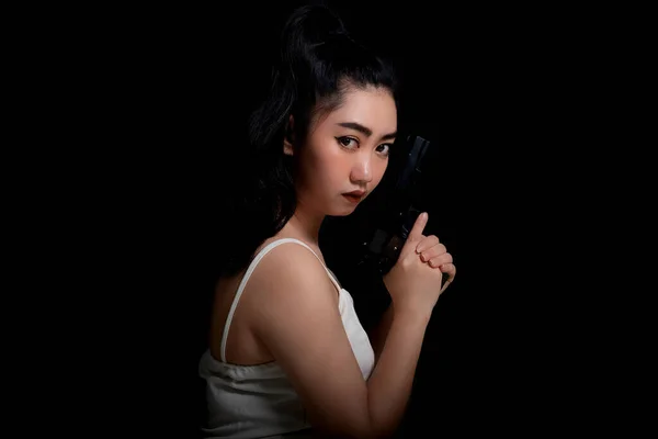 Portrét Krásná Asijská Žena Jedné Ruce Drží Zbraň Černém Pozadí — Stock fotografie