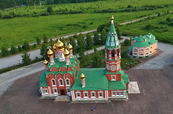 Kiselevsk赤い石の教会ドローン写真 — ストック写真