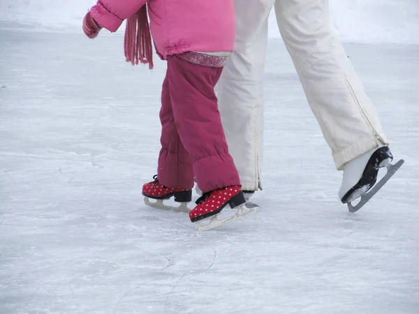 Moeder Leert Haar Dochtertje Aan Het Schaatsen Ijsbaan Een Winterdag — Stockfoto