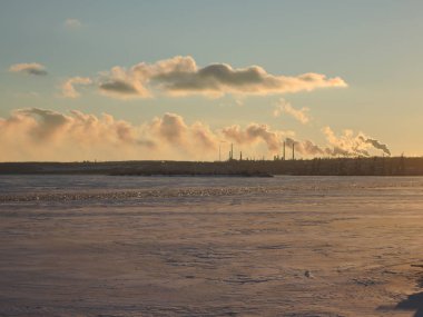 Port rafineri borular şehrin atmosfere duman yayarlar ve kirliliğe neden hava.