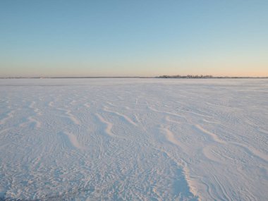 Kar yüzeyi donmuş nehirdeki bir rüzgar tarafından oluşturuldu.