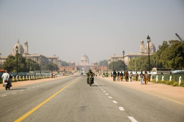 Yolda arkasında Başkanlık Konutu, Rashtrapati Bhavan, Yeni Delhi, Hindistan.