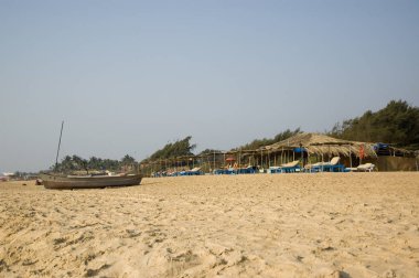 Sıcak güneşli bir tekne ayakta, Goa sahilinde Balık tutma.