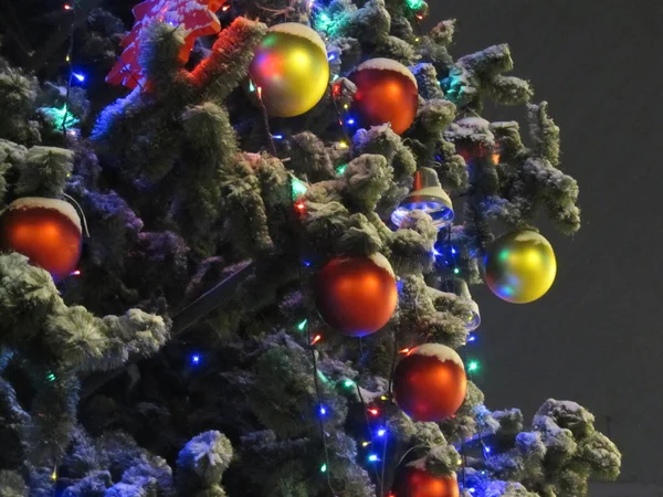 Ночной снимок. Элегантная елка, украшенная рождественскими игрушками, шарами и гирляндами — стоковое фото