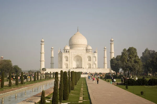 Taj Mahal blanco en la luz del amanecer, Agra, India — Foto de Stock