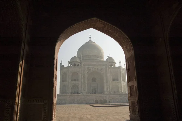 Silueta de Taj Mahal a través de un arco. Agra. India . — Foto de Stock