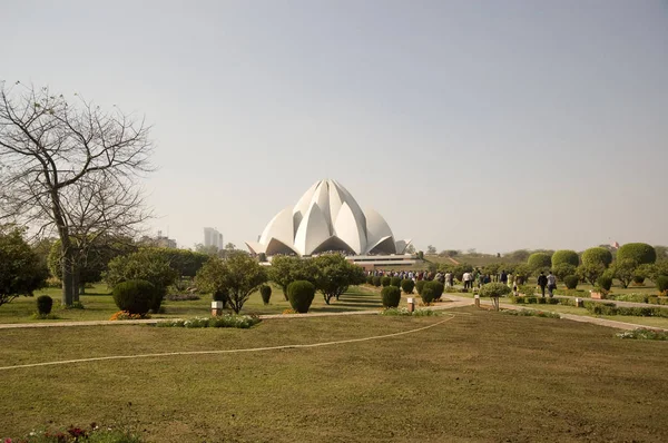 Las vistas del gran Parque junto al Templo del Loto en la India, Nueva Delhi . — Foto de Stock