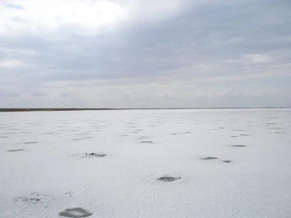 Vista Enorme Lago Sal Primavera Tempo Nublado — Fotografia de Stock