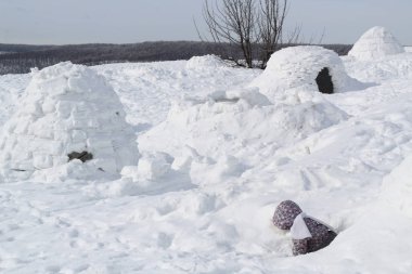 Çocuk Inuit, Igloo konut kar mağaradan - tırmanıyor.