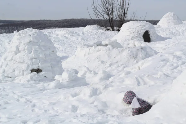 Het Kind Klimt Uit Sneeuw Grotwoning Inuit Iglo — Stockfoto