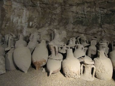 Mağaradaki farklı antika amphoras Grup.