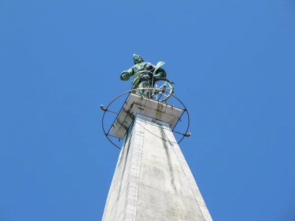 Estátua Eufêmia Topo Campanário Igreja Santa Eufêmia Rovinj Croácia Indicador — Fotografia de Stock