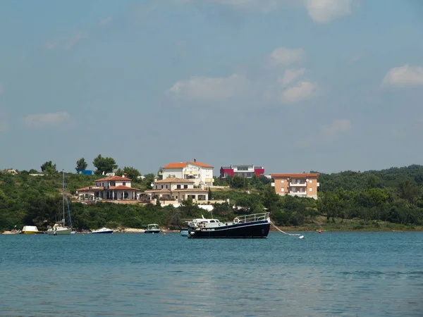 Nerede Gemi Deniz Araçları Tipik Avrupa Villaları Ile Kıyıya Yakın — Stok fotoğraf