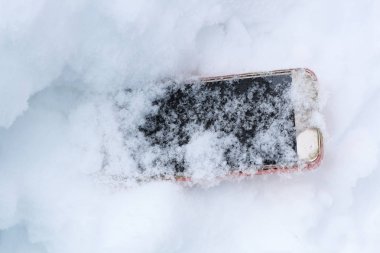 cep telefonu yanlışlıkla düştü ve karda kayboldu.