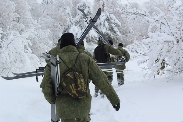 Varios Militares Hacen Camino Través Nieve Denso Bosque Invierno Que — Foto de Stock
