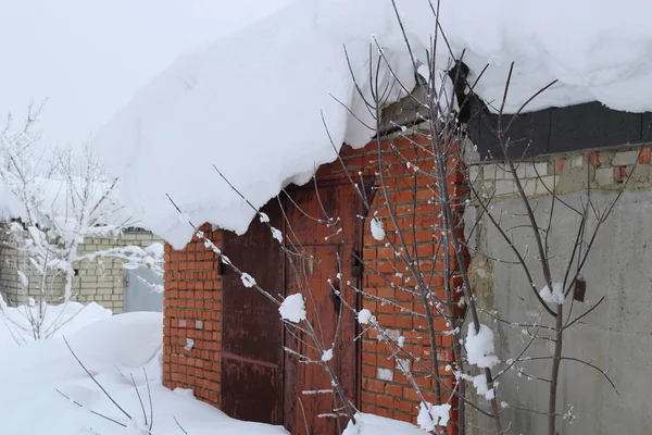 Fala Śnieg Dachu Garażu Tworzą Silne Wiatry Jak Śnieg Padał — Zdjęcie stockowe