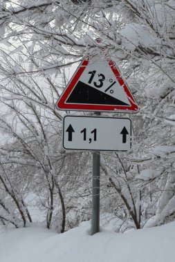 Yol sınıf yüzde 13, kışın yol işareti