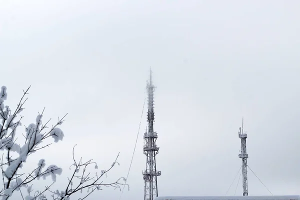 Torre de TV y torre celular en la niebla. Mañana de invierno brumosa —  Fotos de Stock