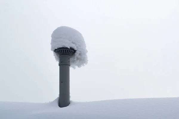 Ogromny warstwy śniegu na dachu i wentylacja rury — Zdjęcie stockowe