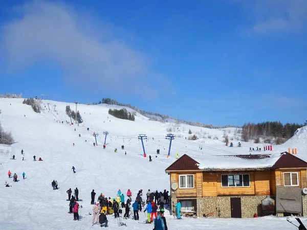 スキー場のリフトでスキー リゾートとスキーとスノーボード選手の斜面は 冷ややかな日をクリアします Khvalynsk 2019 — ストック写真