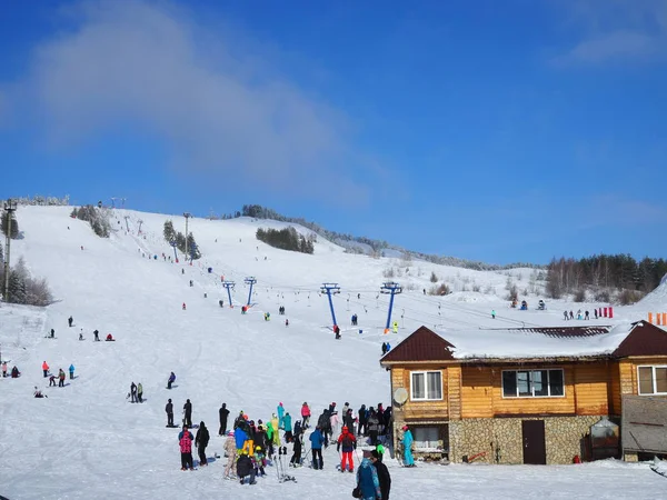 Inclinação Estância Esqui Com Esquis Snowboards Dia Gelado Khvalynsk Fevereiro — Fotografia de Stock